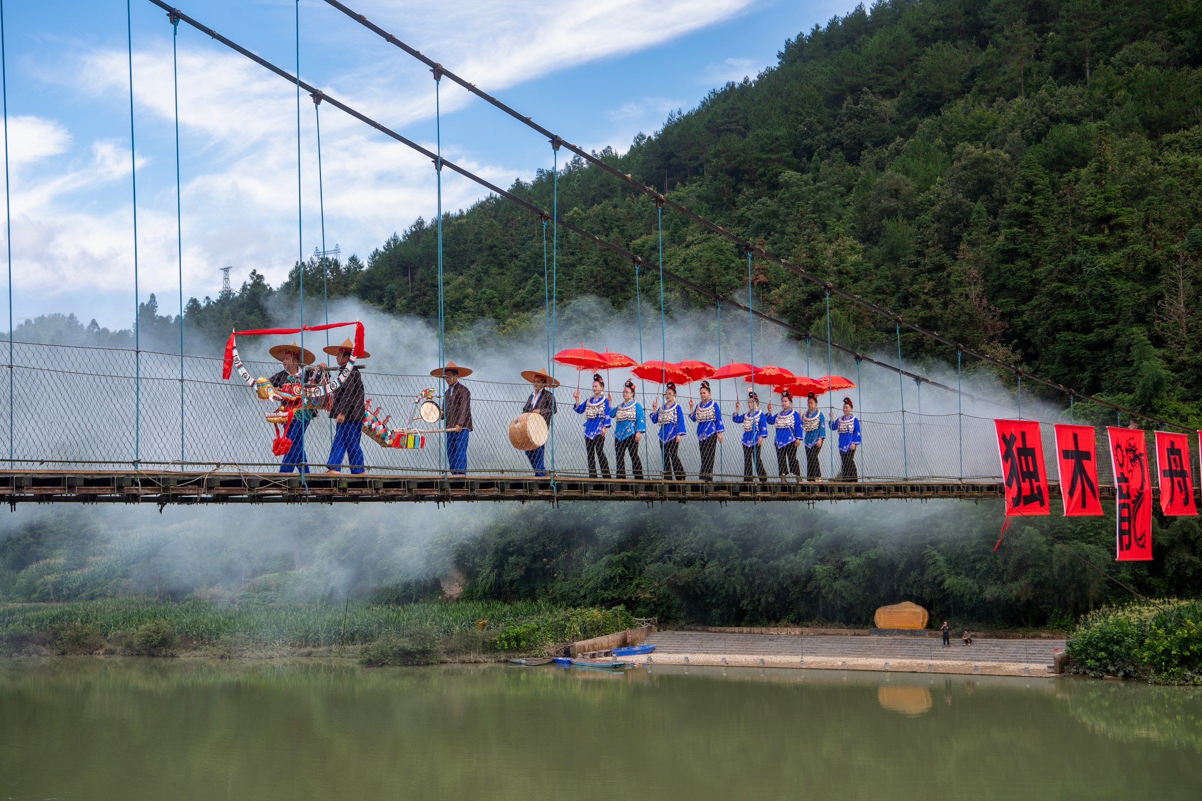 《抬龙头过吊桥》摄影：叶蔚.jpg