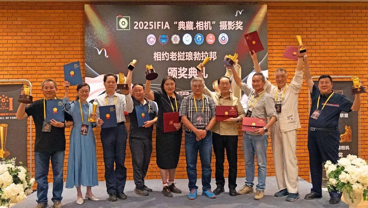 获得“典藏相机“中国区10杰的获奖摄影师代表.jpg